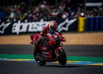 Bagnaia forced to retire at Le Mans after a race incident with Viñales
