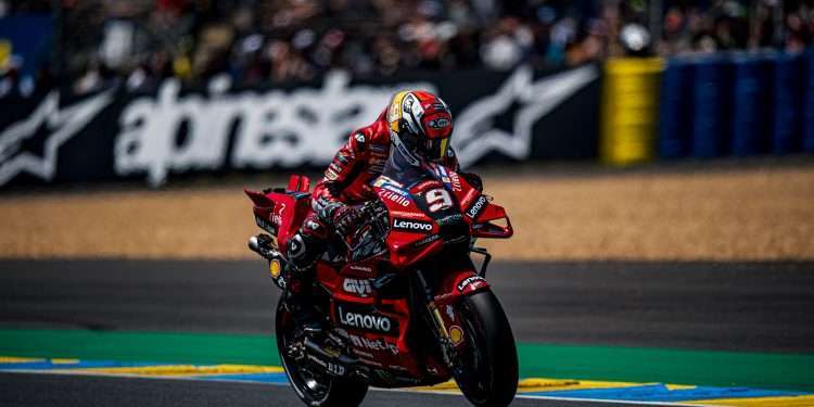 Bagnaia forced to retire at Le Mans after a race incident with Viñales
