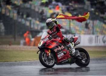 WorldSBK: Sensational comeback by Bautista from 17th to podium (P2)