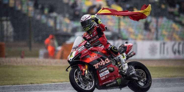 WorldSBK: Sensational comeback by Bautista from 17th to podium (P2)