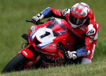 Young narrowly beats Dumas to Superbike pole at AMP