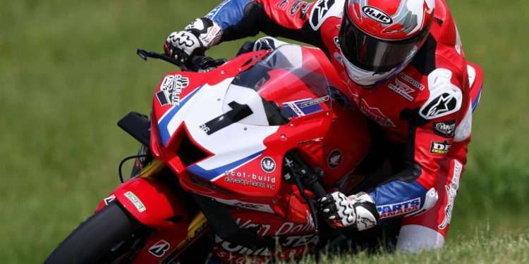 Young narrowly beats Dumas to Superbike pole at AMP