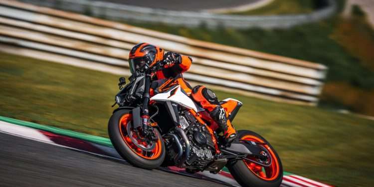 RAW, UNFILTERED NAKED PERFORMANCE: THE KTM DUKE RANGE SETS THE PACE FOR THE NEW YEAR